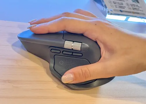 ▲羅技MX Master 4 滑鼠。（圖／記者周淑萍攝）