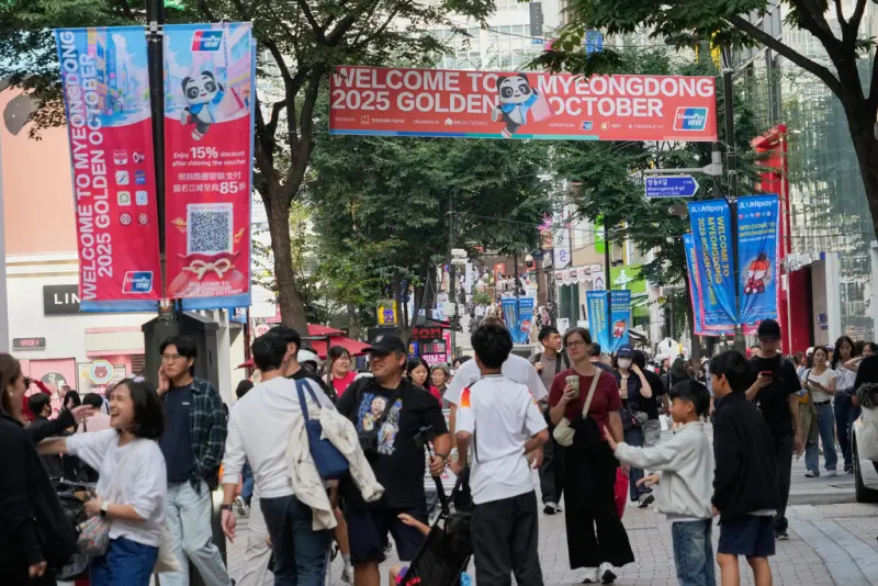 ▲韓國自9月29日起開放中國團客免簽，不少商店的客流量、營收都出現上升。。圖為韓國首爾街頭。（圖／美聯社／達志影像）
