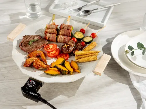 ▲ kinyo 韓式美型超薄電烤盤 36cm，總額定消耗電功率為1200W。具斷電安全機制。（圖／特力屋提供）