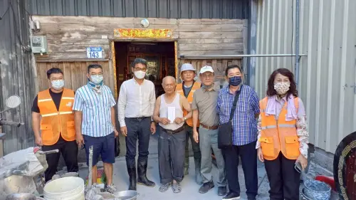 ▲民進黨雲林縣立法委員劉建國今（1）日與慈善企業家陳先生、蔡先生、甘先生等人，前往花蓮災區發錢。（圖／劉建國臉書）