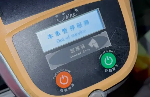 ▲今（1）日晚間傳出YoUbike站點全線故障，機器會顯示「本車暫停服務」。（圖／翻攝Threads）