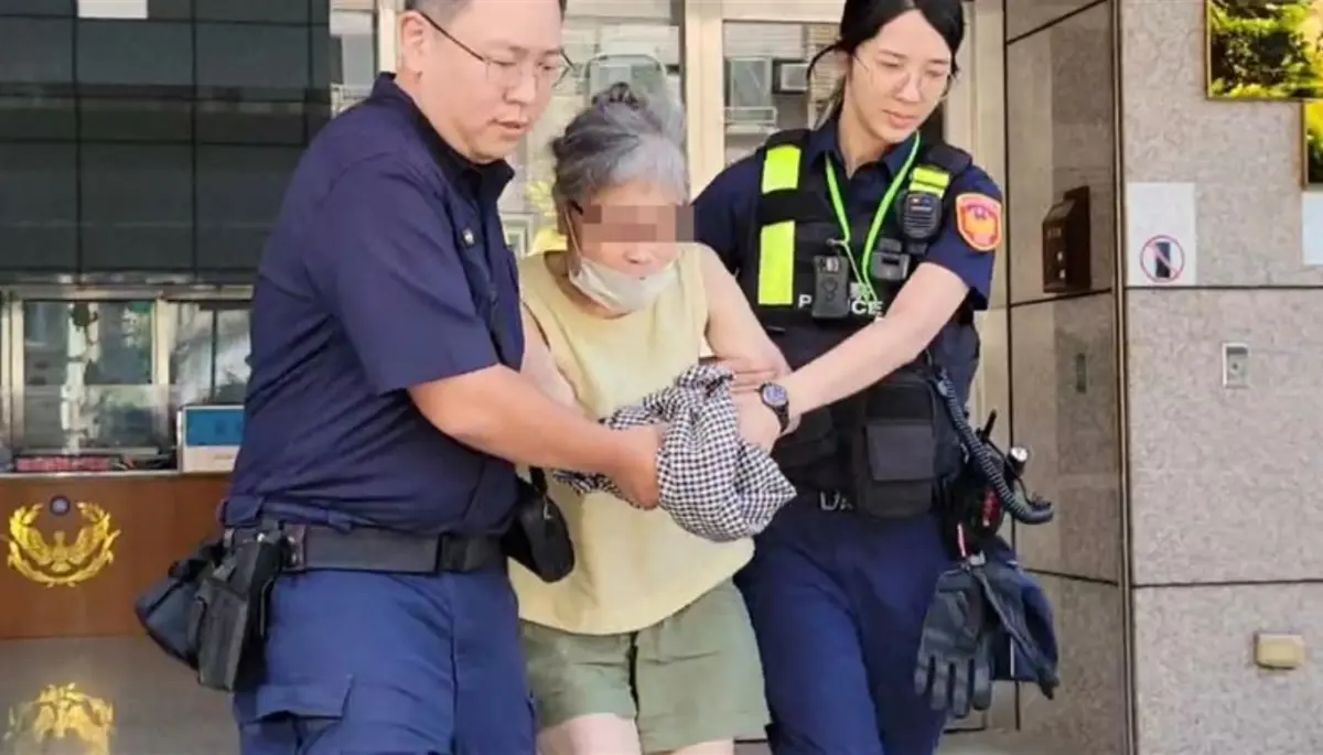 ▲73歲曾姓婦人因竊盜罪遭判刑未到案執行，今天在台北市一間超商遭警方盤查逮捕。（圖／翻攝畫面）