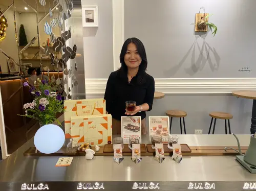 ▲寶格將本業優勢發揮極致，設計出能與「深層淬咖啡」風味對話的專屬冰淇淋與手工餅乾，讓咖啡的香氣透過甜點得以延續與放大，（圖／業者提供）