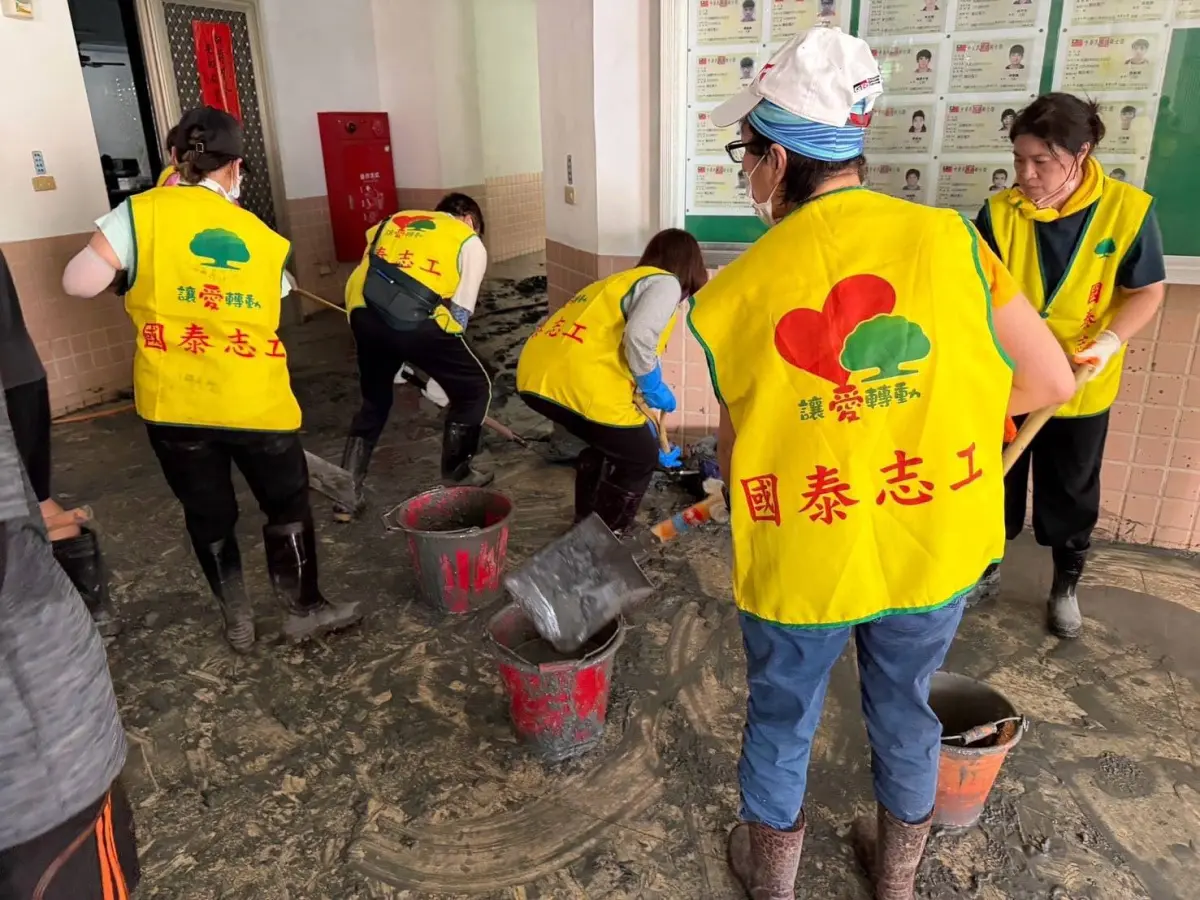 ▲國泰志工火速進入花蓮災區，優先協助光復商工清理校園。（圖／國泰金控提供）