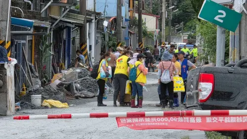 ▲國泰志工用實際行動與政府單位攜手為災區注入希望與力量。（圖／國泰金控提供）