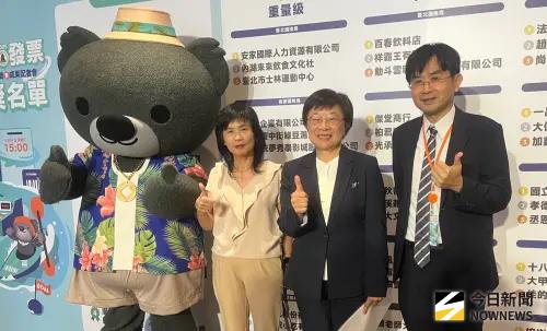 ▲財政部次長李慶華(（中）今（1）日指出，由於營業稅收增加，明年每期雲端發票新台幣500元獎項將增開85萬組。（圖／記者顏真真攝）