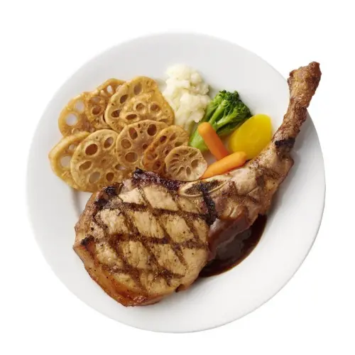 ▲焦糖洋蔥戰斧豬排，搭配嘉義民雄炸蓮藕片與香甜焦糖洋蔥醬。（圖／IKEA提供）