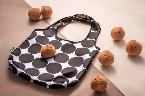 ▲IKEA「肉丸購物袋」只送不賣，即日起到12月31日，只要加入IKEA LINE官方帳號並升級成為數位宜家卡會員，就能參加「IKEA集好丸」活動，憑卡消費1元即累積1點，集1000點兌換肉丸購物袋。（圖／IKEA提供）