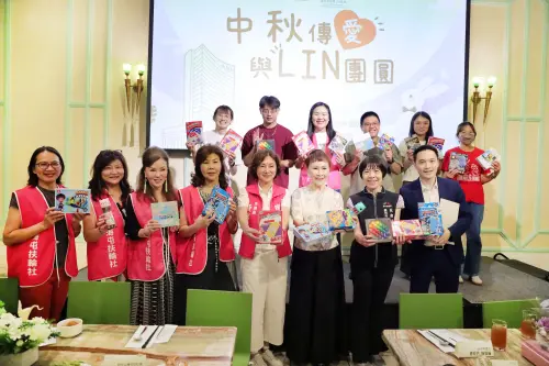 ▲台中山海屯扶輪社徐碧琴社長，藉由此次餐會準備大批禮物送給孩童，吃大餐又有禮物，小朋友樂開懷。（圖／林酒店提供)