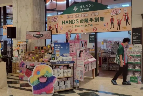 ▲台隆手創館（HANDS）即日起至10月7日，在新光三越南西店一館9樓「日本商品展」，引進「牙齒怪 FUGGLER」絨毛玩偶店中店。（圖／HANDS提供）