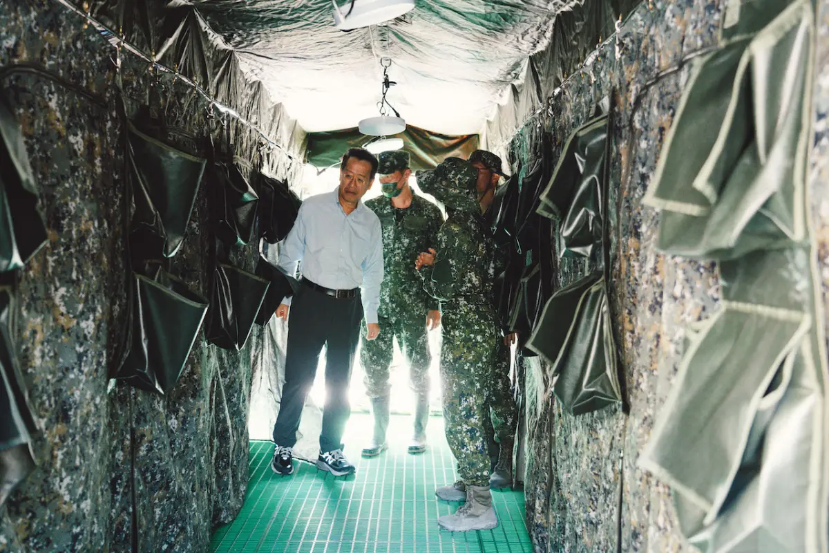 ▲國軍花蓮光復鄉救災，國防部長顧立雄視導野戰沐浴站運作。（圖／國防部提供）