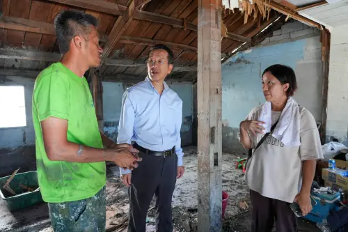 ▲國防部長顧立雄特別前往東引指揮部邱上士家中探視，了解受災情形及需協助事項，並表達關懷之情。（圖／國防部提供）