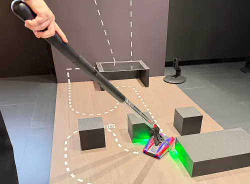 Dyson史上最輕鉛筆吸塵器登台！機身不到1公斤　360度吸頭超靈活
