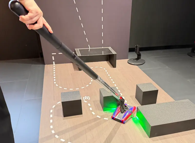 ▲Dyson今天在台發表超級輕巧的PencilVac Fluffycones鉛筆吸塵器，機身重量不到1公斤，為Dyson目前最輕的吸塵器機型。（圖／記者周淑萍攝）