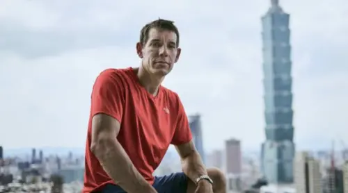 ▲自由攀岩傳奇猛將Alex Honnold明年將挑戰徒手攀登台北101，整個過程將由Netflix全程直播。（圖／Netflix提供）