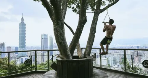 ▲Alex Honnold明年要挑戰台灣最高大樓，台北101。（圖／Netflix提供）