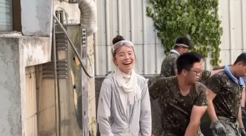 李多慧衝光復救災！鏟土鏟到滿臉灰依舊燦笑：災民的勇氣激勵了我
