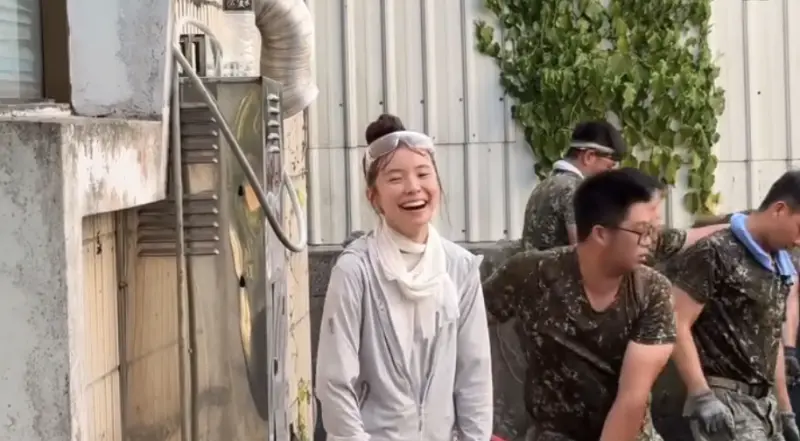 ▲韓籍啦啦隊女神李多慧（如圖）先前才暖捐30萬積蓄給遭溢流事故重創的花蓮光復鄉，如今再度兌現承諾，前往災區救災，儘管滿臉灰但仍露出燦爛笑容，更致敬災民喊：「得到很大的勇氣！」（圖／李多慧 Threads @le_dahye）