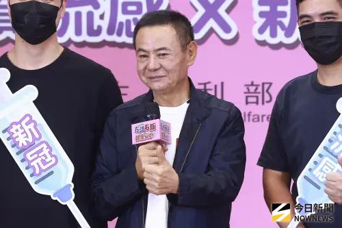 ▲防疫大使蔡振南出席疾管署流感、新冠疫苗開打記者會。（圖／記者葉政勳攝）