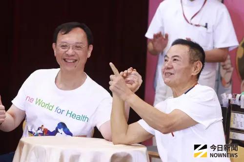 ▲衛福部長石崇良與防疫大使、三金得主蔡振南親自示範施打流感及新冠疫苗。（記者葉政勳攝）