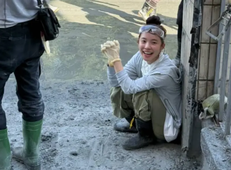 ▲李多慧日前捐款30萬元還親自到花蓮鏟土，想不到照片曝光後竟遭中油員工在網路上留下性騷擾言論。對此，李多慧無奈回應「就好好留言吧」。（圖／李多慧經紀人提供）