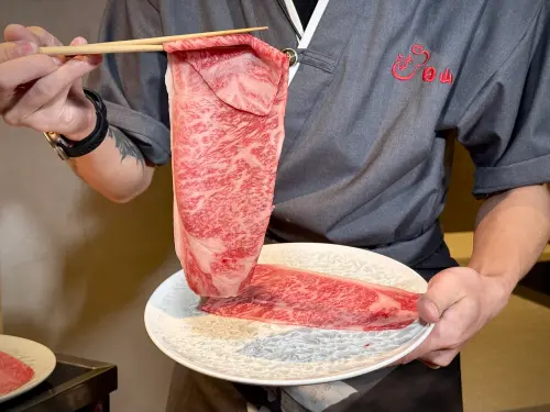 ▲「壽喜燒割烹日山」挾國寶級和牛鑑定權威實力登台。（圖／記者蕭涵云攝）