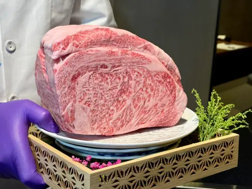 ▲「日山」認為，壽喜燒肉品必須選用「有一定油花比例」帶有油脂的部位。（圖／記者蕭涵云攝）