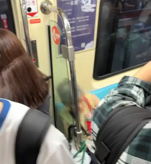 ▲婆婆晚間現身北捷車廂內，但沒有堅持要在博愛座，而是在車門旁的一般座位坐下休息。（圖／Threads＠oh_wen1102）