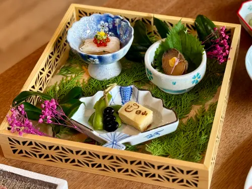 ▲「精選旬三品」酒肴，左起：山藥細麵、磯煮鮑魚、厚蛋燒。（圖／記者蕭涵云攝）