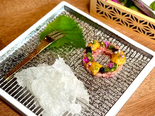 ▲先付「炙燒和牛塔、真山葵」。（圖／記者蕭涵云攝）