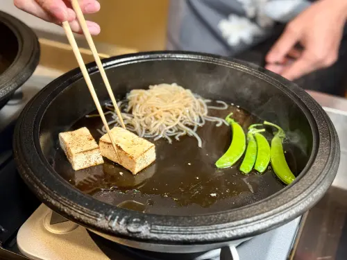 ▲服務人員細心涮烤蔬菜上色。（圖／記者蕭涵云攝）