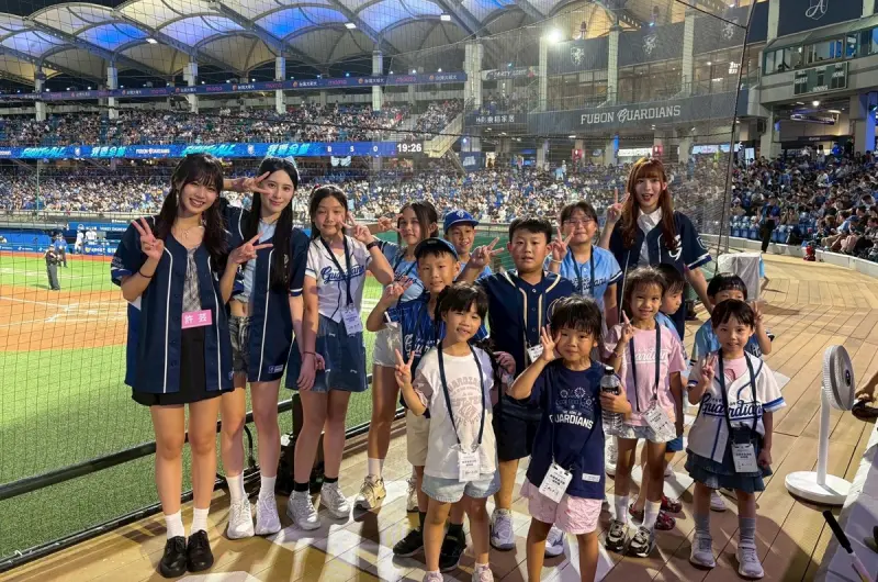 ▲富邦悍將這一季右外野看台安排女孩應援，於新莊棒球場的平日賽事，第1、2、7、8、9局將安排1位正式Fubon Angels、搭配3位mini在右外野觀眾席G8區進行應援。另（圖／取自富邦悍將臉書）