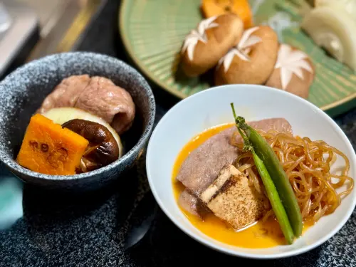 ▲「壽喜燒割烹日山」在鹹甜中帶有焦香，風味誘人。（圖／記者蕭涵云攝）