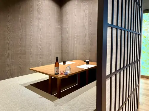 ▲日山為注重隱私的饕客，設計分別可安排4～20位、不同大小的6個包廂，並承襲東京本店的日系風格，特別設置榻榻米包廂。（圖／記者蕭涵云攝）