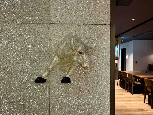 ▲「壽喜燒割烹日山」入口處特別打造鑲滿Swarovski水鑽牛迎客。（圖／記者蕭涵云攝）