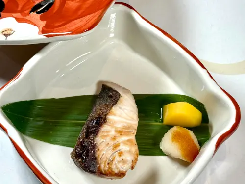 ▲燒皿「時魚塩燒」開吃台灣本地紅魽。（圖／記者蕭涵云攝）