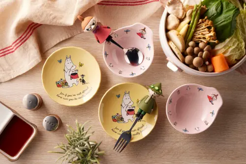 ▲姆明聯名系列限量周邊，黑毛屋店內開搶。（圖／記者蕭涵云攝）