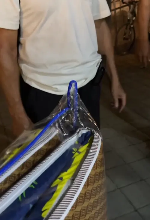 ▲志工拿了一個床墊要給阿伯，不過阿伯一直婉拒，打算在車站附近墊個紙板就睡。（圖／Threads@tibi_156授權使用）