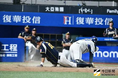 ▲富邦悍將魏全在10局上處理蔡佳諺的回傳球時，未能準確接捕，讓中信兄弟攻下超前分。（圖／記者林柏年攝,2025.10.01）