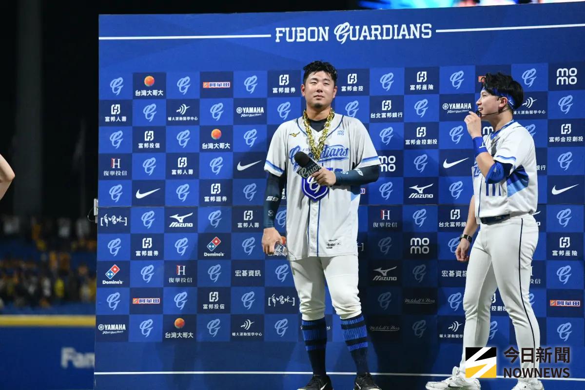 ▲富邦悍將魏全從中信兄弟呂彥青手中敲出追平比數的二壘安打，賽後獲選為單場MVP。（圖／記者林柏年攝,2025.10.01）