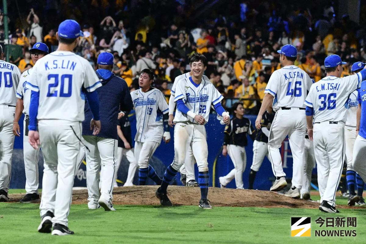 ▲富邦悍將靠魏全一棒敲出追平安打，以及後續中信兄弟投手蔡齊哲對蔡佳諺投出再見保送，以6：5擊敗兄弟，成功捍衛主場。（圖／記者林柏年攝,2025.10.01）