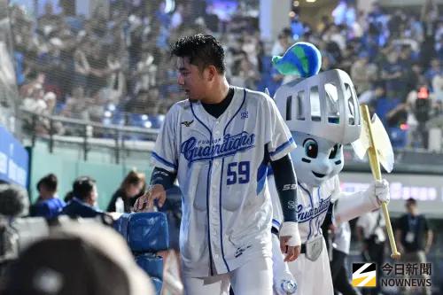 ▲富邦悍將魏全敲出本季首安，是讓兄弟球迷心碎的追平安打。（圖／記者林柏年攝,2025.10.01）