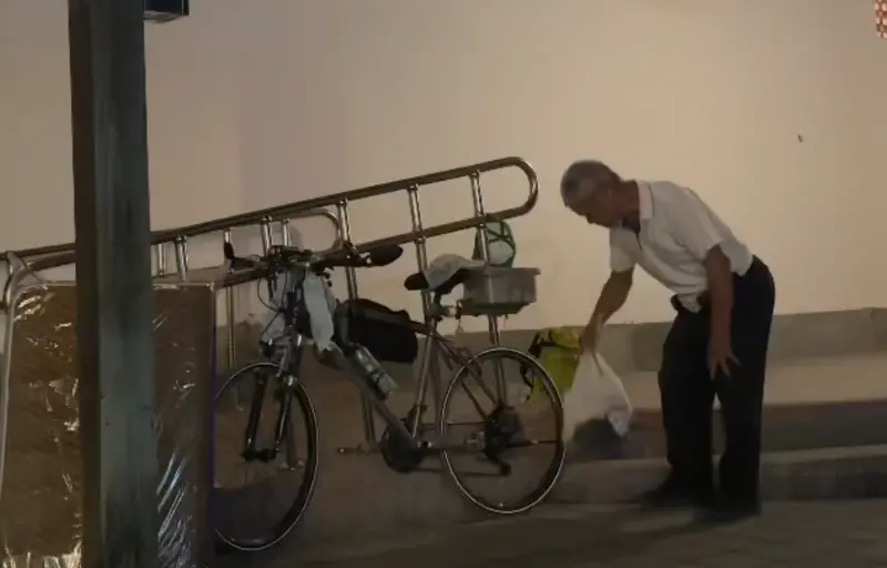 ▲▲一位高齡80歲的彰化阿伯，花了整整兩天從家鄉騎著腳踏車抵達花蓮光復幫忙救災。（圖／Threads@tibi_156授權使用）