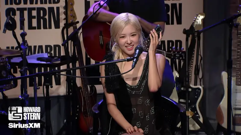 ▲BLACKPINK成員Rosé（如圖）公開神曲《APT.》1.0版本，原本男聲也不是Bruno Mars（火星人布魯諾）！（圖／The Howard Stern Show YouTube）