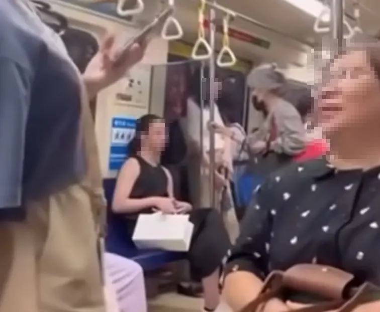 ▲一位曾姓婦人日前搭捷運時，要求一名年輕男子讓座，結果遭到一腳踹飛，如今第二視角被公布，再度掀起討論。（圖/記者爆料網）