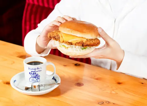 ▲客美多咖啡淡水捷運店限定「千島炸雞堡」。（圖／客美多咖啡提供）