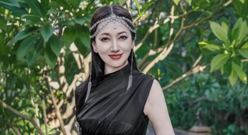 ▲70歲香港演員趙雅芝（如圖）受邀出席「第十二屆絲路國際電影節」，S曲線和零贅肉，美到粉絲留言已詞窮。（翻攝自趙雅芝微博）