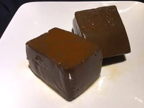 ▲麻神麻辣火鍋鎮店之寶「果凍鴨血」製作過程長達48小時，甚至被來客讚賞「可媲美詹記麻辣鍋」。（圖／麻神麻辣火鍋臉書）