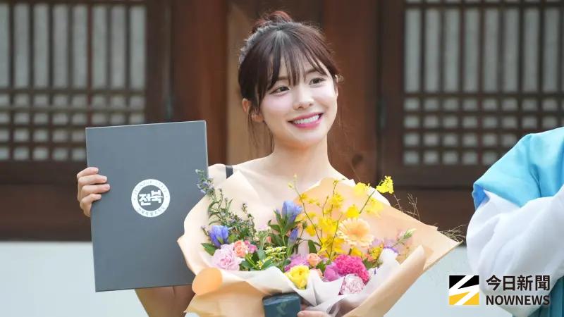 ▲李多慧（如圖）過去因甜美形象曾遭網友質疑「太假」，但此次前往花蓮救災一舉逆轉風評，她從捐款到親力親為出力搬物資，讓黑粉改口道歉高喊「我錯了」，網友盛讚：「人美心也美！」（圖／記者張一笙攝）