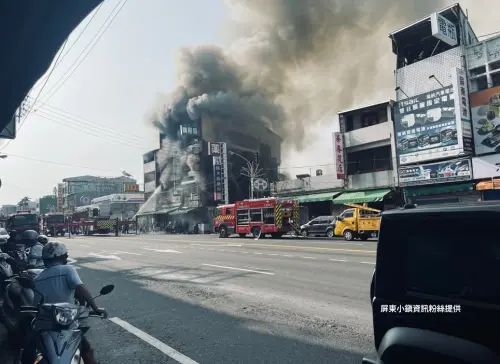 ▲屏東市民生路一家農藥行上午驚傳火警，火勢猛烈還傳爆炸聲響嚇壞居民。（圖／屏東小鎮資訊媒體交流提供）